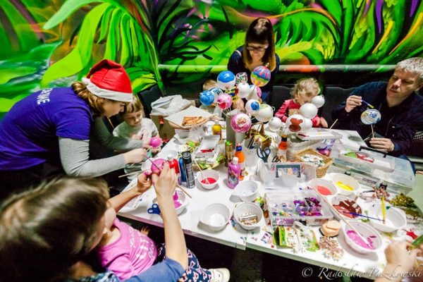 Robienie bombek - zabawy świąteczne dla dzieci Warszawa